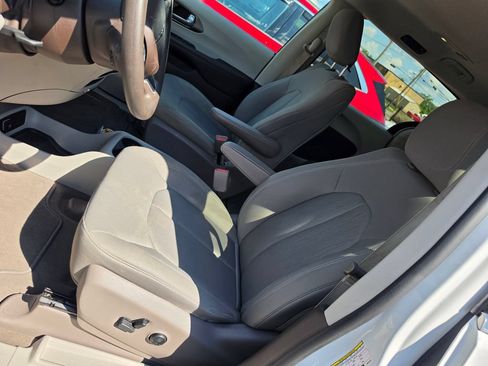 Used 2017 Chrysler Pacifica LX FWD image 6