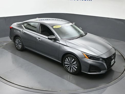 Used 2024 Nissan Altima 2.5 SV image 3