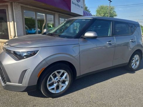 Used 2025 Kia Soul LX w/ LX Technology Package FWD image 1