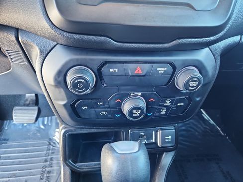 Used 2020 Jeep Renegade Latitude w/ Popular Equipment Group image 12