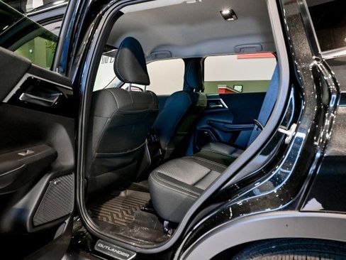 Used 2025 Mitsubishi Outlander ES image 17