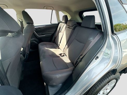Used 2019 Toyota RAV4 LE FWD image 18