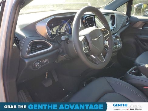 New 2026 Chrysler Pacifica Select image 8