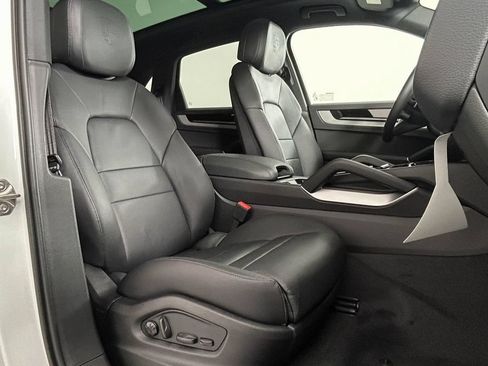 Used 2025 Porsche Cayenne AWD/4WD image 24