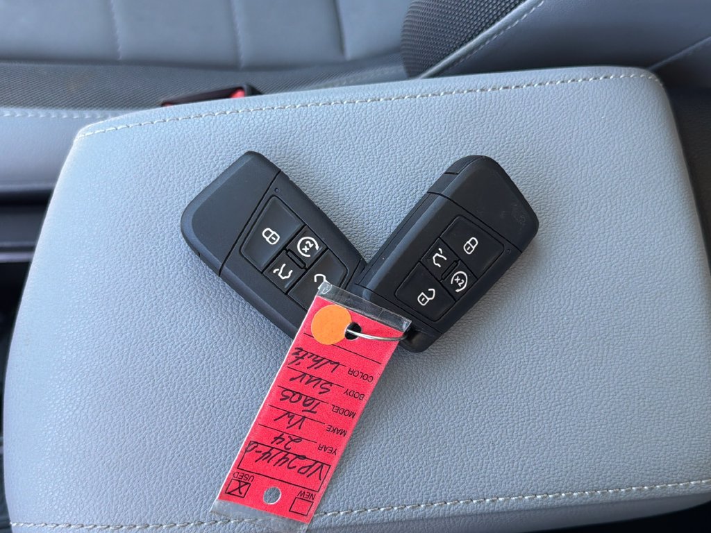 Used 2024 Volkswagen Taos SE w/ Panoramic Sunroof Package FWD image 36