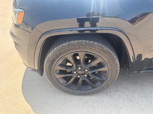 Used 2018 Jeep Grand Cherokee Altitude RWD image 9