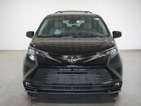 New 2026 Toyota Sienna XLE FWD image 2