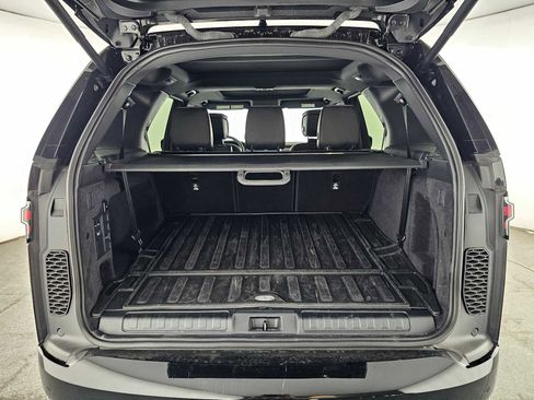 Used 2024 Land Rover Discovery Dynamic SE image 15