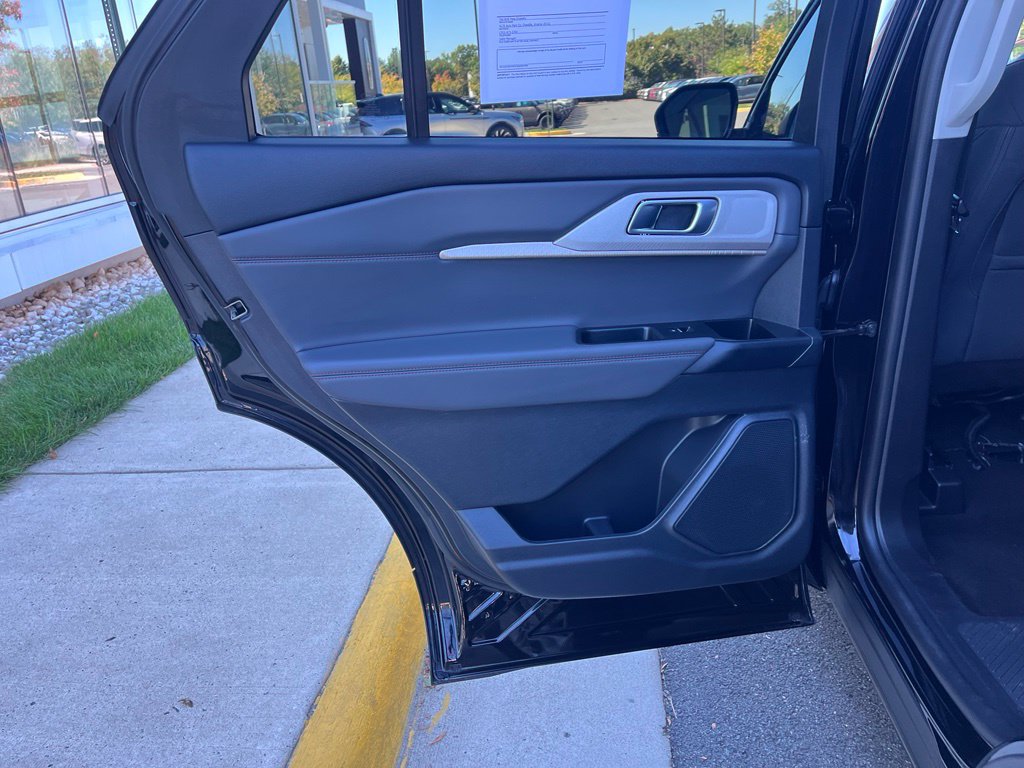 Used 2025 Ford Explorer Active AWD/4WD image 17