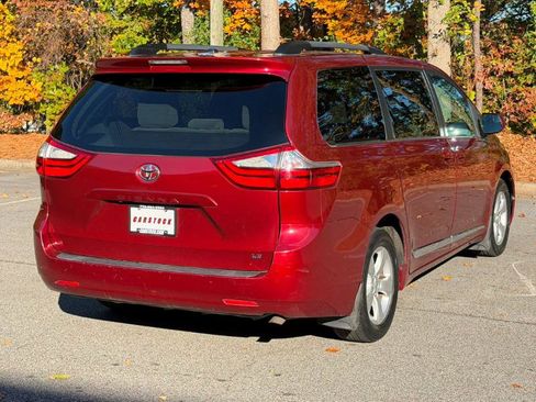 Used 2016 Toyota Sienna LE image 18