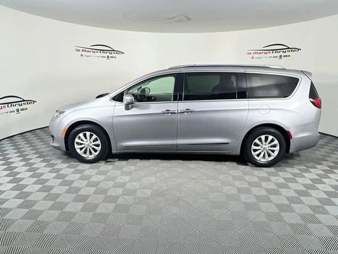 Used 2019 Chrysler Pacifica Touring-L FWD image 5