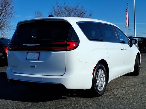 Used 2024 Chrysler Pacifica Touring-L image 3