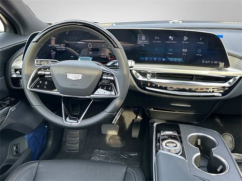 Used 2025 Cadillac Lyriq Luxury image 2