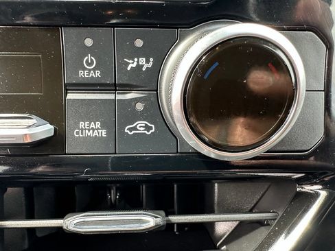 Used 2022 Toyota Highlander LE AWD/4WD image 22