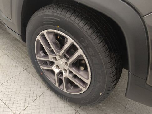 Used 2018 Jeep Compass Latitude w/ Popular Equipment Group FWD image 31