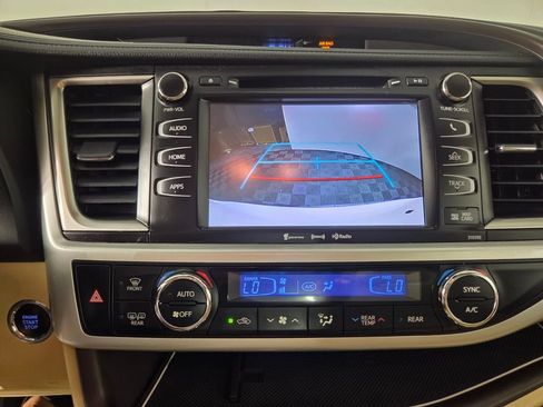 Used 2019 Toyota Highlander XLE FWD image 12