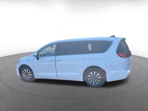 Used 2023 Chrysler Pacifica Touring-L image 15