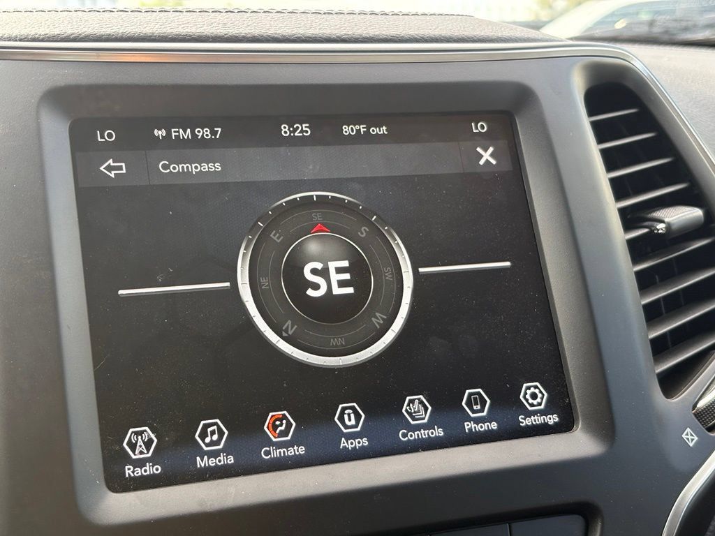 Certified 2022 Jeep Cherokee Latitude Lux w/ Sun & Sound Group FWD image 15