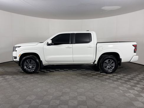 Used 2025 Nissan Frontier SV image 3