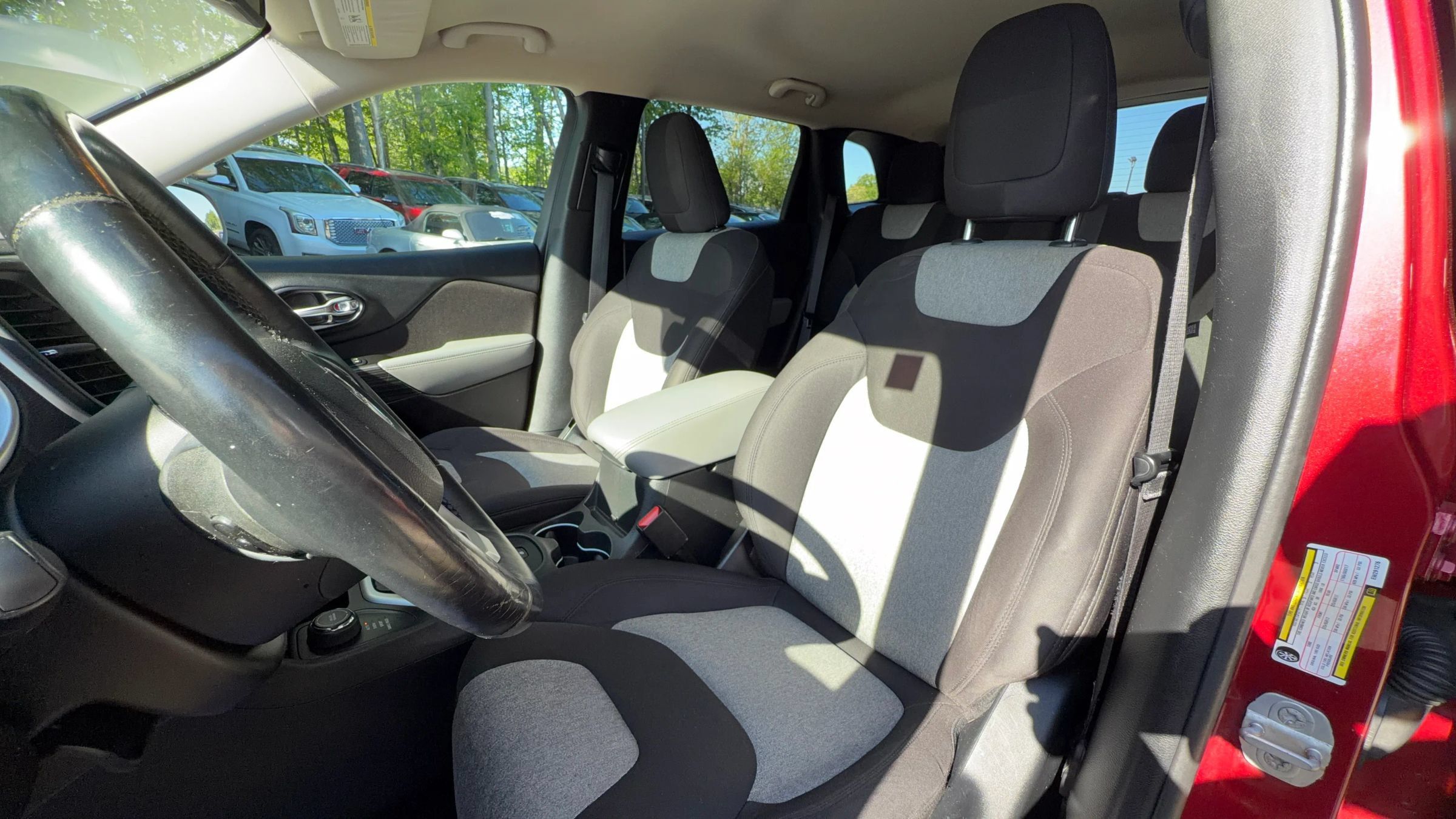 Used 2014 Jeep Cherokee Latitude w/ Cold Weather Group AWD/4WD image 25
