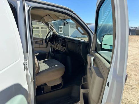 Used 2017 GMC Savana 3500 RWD image 11