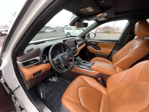 Used 2021 Toyota Highlander Platinum image 2