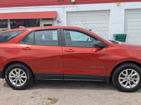 Used 2020 Chevrolet Equinox LS FWD image 2