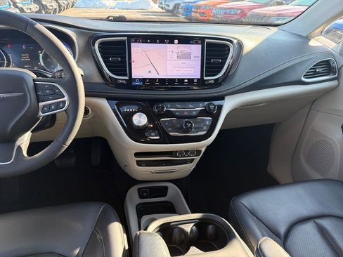 Used 2023 Chrysler Pacifica Touring-L w/ Uconnect Theater Family Group image 21
