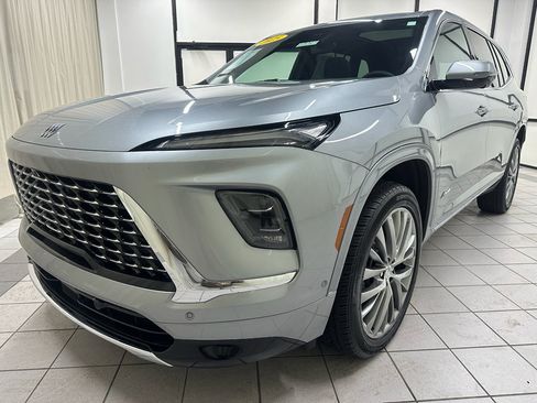 Used 2025 Buick Enclave Avenir image 11