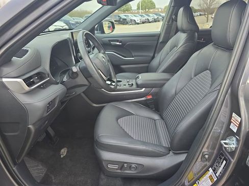 Used 2025 Toyota Highlander XSE image 16