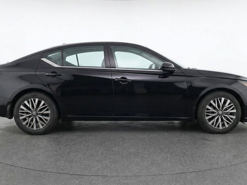 Used 2025 Nissan Altima 2.5 SV image 11