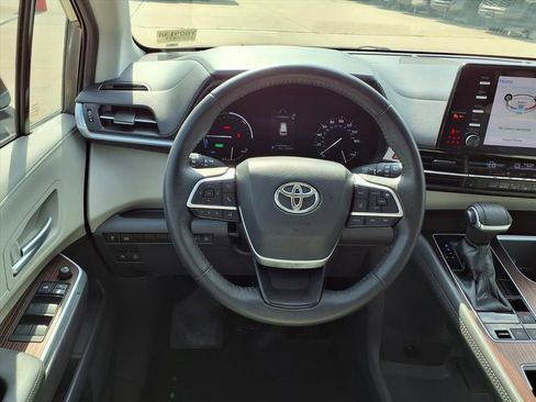 Certified 2021 Toyota Sienna XLE image 15