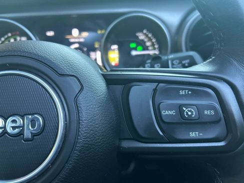 Used 2023 Jeep Wrangler Unlimited w/ Sun & Screen Package image 27