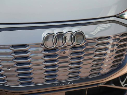 Certified 2025 Audi SQ6 e-tron Prestige AWD/4WD image 12