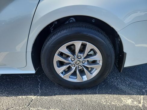 Used 2025 Toyota Sienna XLE FWD image 7