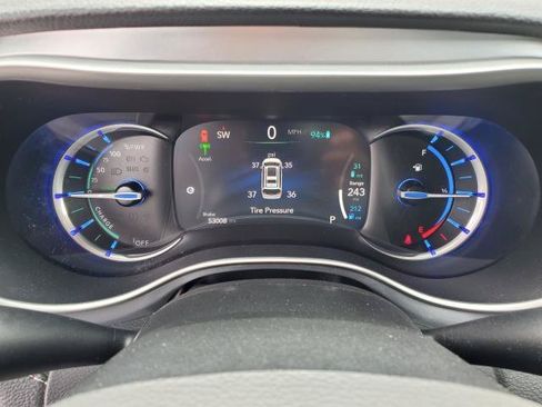 Used 2022 Chrysler Pacifica Touring-L w/ Uconnect Theater Family Group FWD image 10