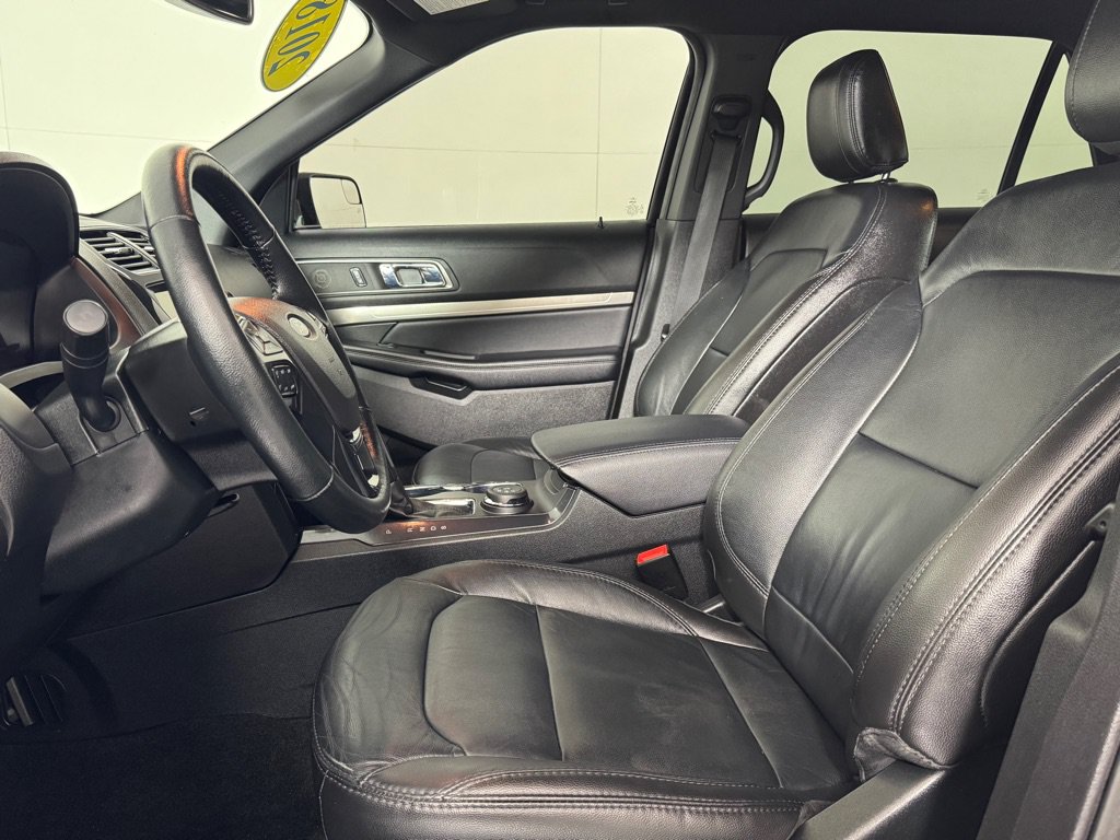 Used 2018 Ford Explorer XLT w/ Equipment Group 202A AWD/4WD image 11