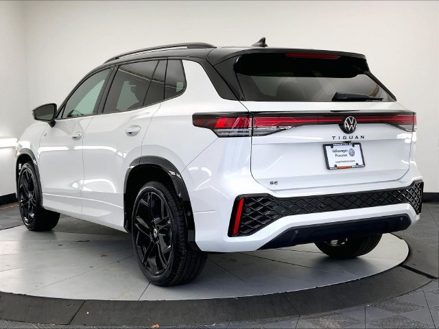 New 2026 Volkswagen Tiguan SE R-Line FWD image 4