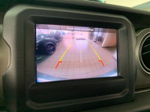 Used 2018 Jeep Wrangler Sport image 12