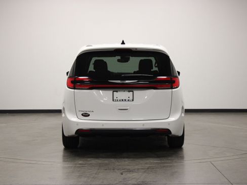 Used 2025 Chrysler Pacifica Select FWD image 7