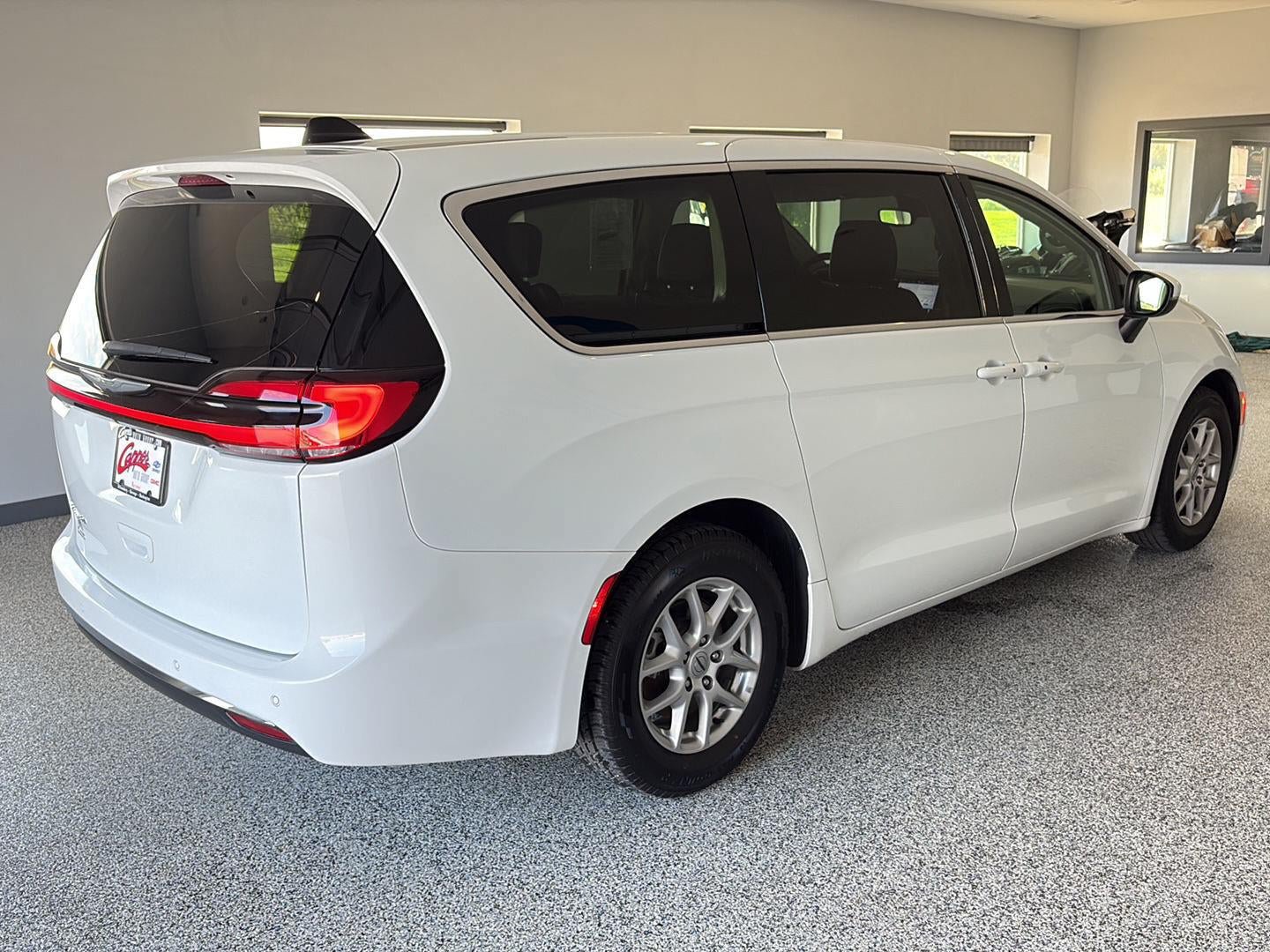 Used 2023 Chrysler Pacifica Touring-L FWD image 4