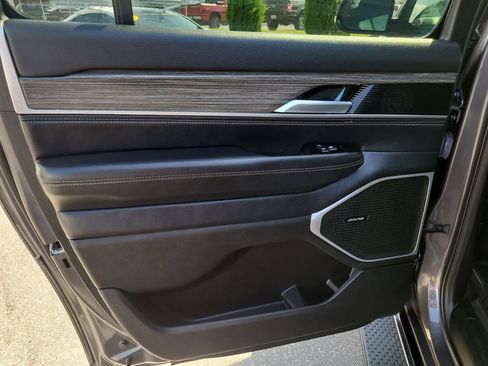 Used 2024 Jeep Wagoneer L Series II w/ Flexible Seating Group RWD image 12