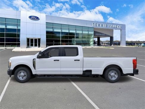 Used 2023 Ford F250 XL image 3