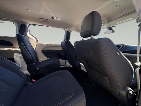 Used 2020 Chrysler Pacifica Touring image 22