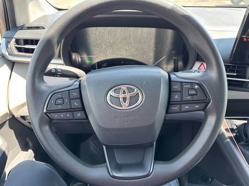 Used 2024 Toyota Sienna LE FWD image 20