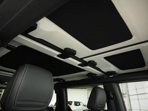 Used 2025 Ford Bronco Badlands image 18