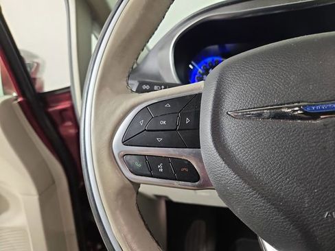 Used 2019 Chrysler Pacifica Limited w/ Tire & Wheel Group FWD image 23