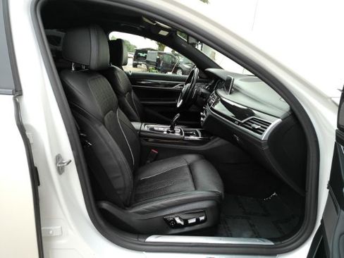 Used 2019 BMW 750i w/ Executive Package RWD image 23