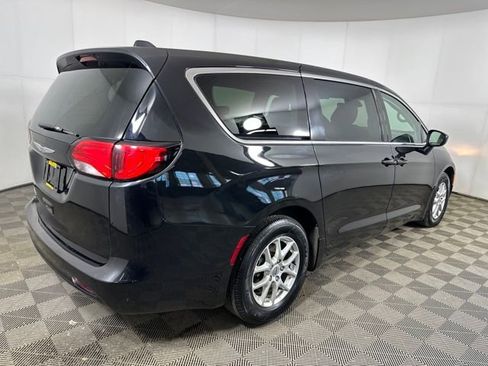 Used 2023 Chrysler Voyager LX image 3