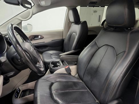 Used 2019 Chrysler Pacifica Touring-L FWD image 19